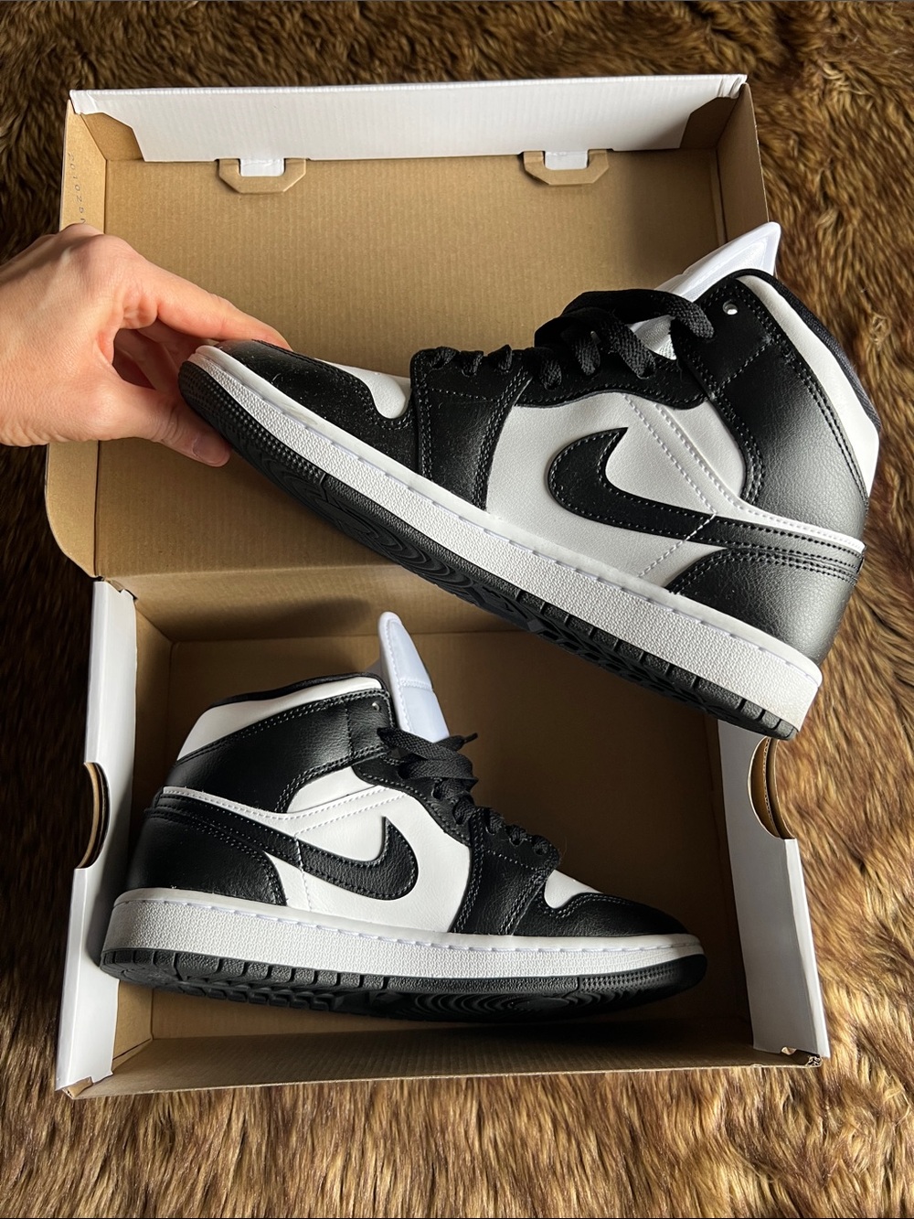 LIKE NEW Women’s air Jordan 1 mid - size 7 1/2